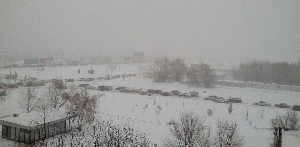 На Омск обрушился снегопад: город в 10-балльных пробках