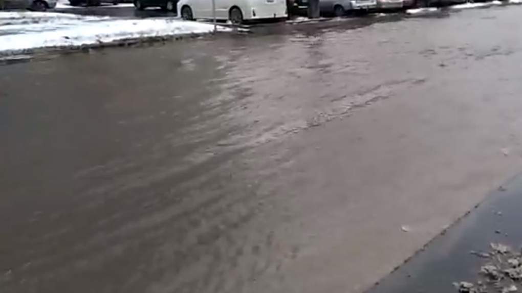 В Омске из-за коммунальной аварии затопило улицу Дмитриева