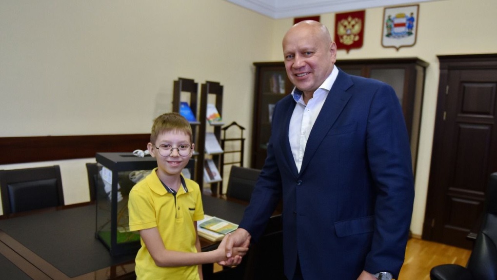 Маленькие омичи подарили мэру Сергею Шелесту хамелеона на день рождения