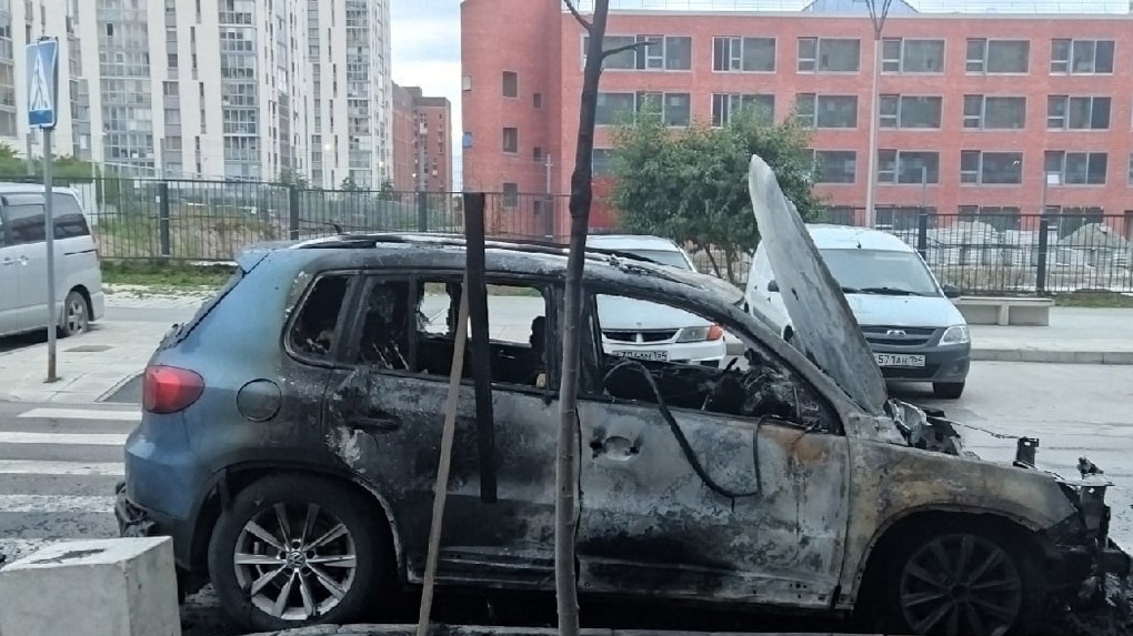 Пламя полностью охватило машину: автомобиль сгорел в Новосибирске. ВИДЕО