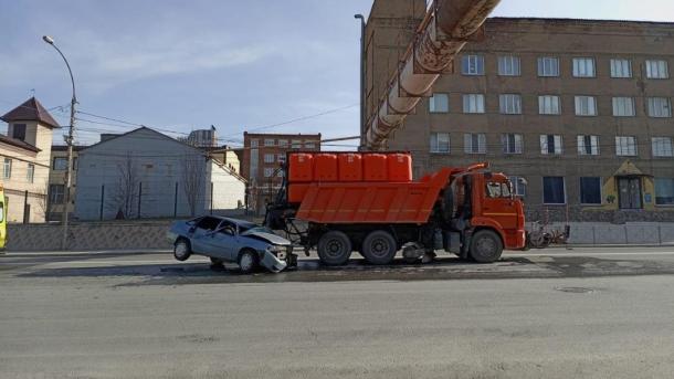 Три человека на машине протаранили КамАЗ в Новосибирске
