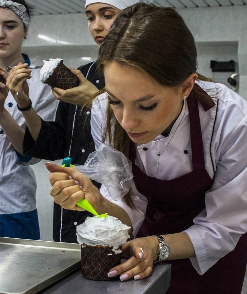 Своими руками: простой рецепт, как приготовить кулич с декором на Пасху -  Новости Омска - om1.ru