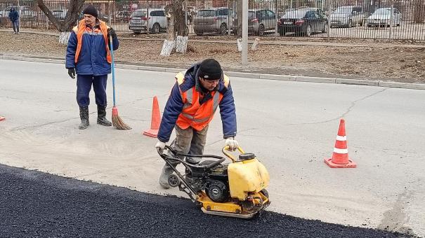В Омске начали восстанавливать дороги и тротуары