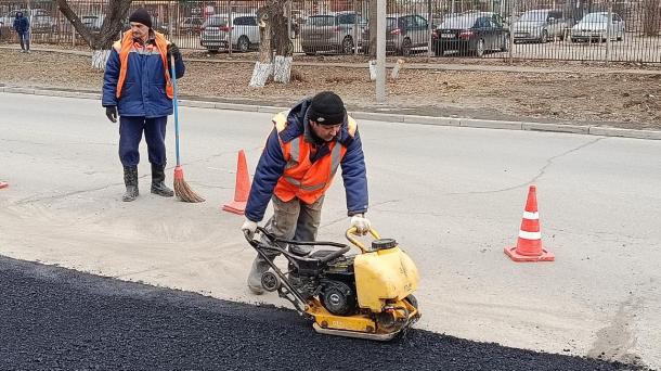 В Омске начали восстанавливать дороги и тротуары