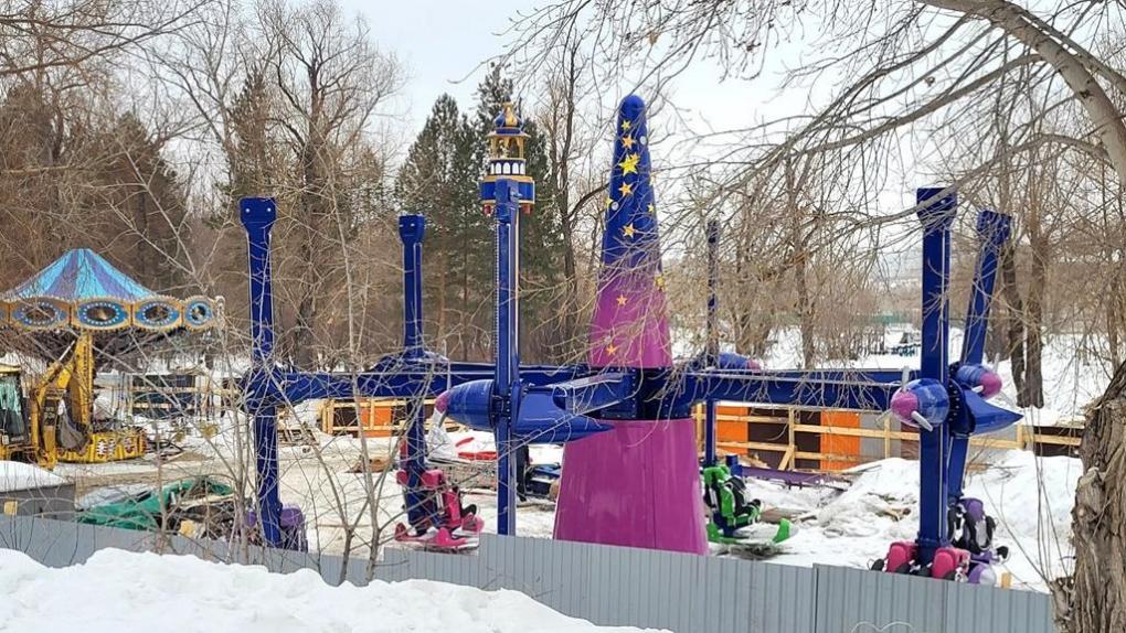 В омском парке «Вокруг света» устанавливают новые аттракционы и сцену