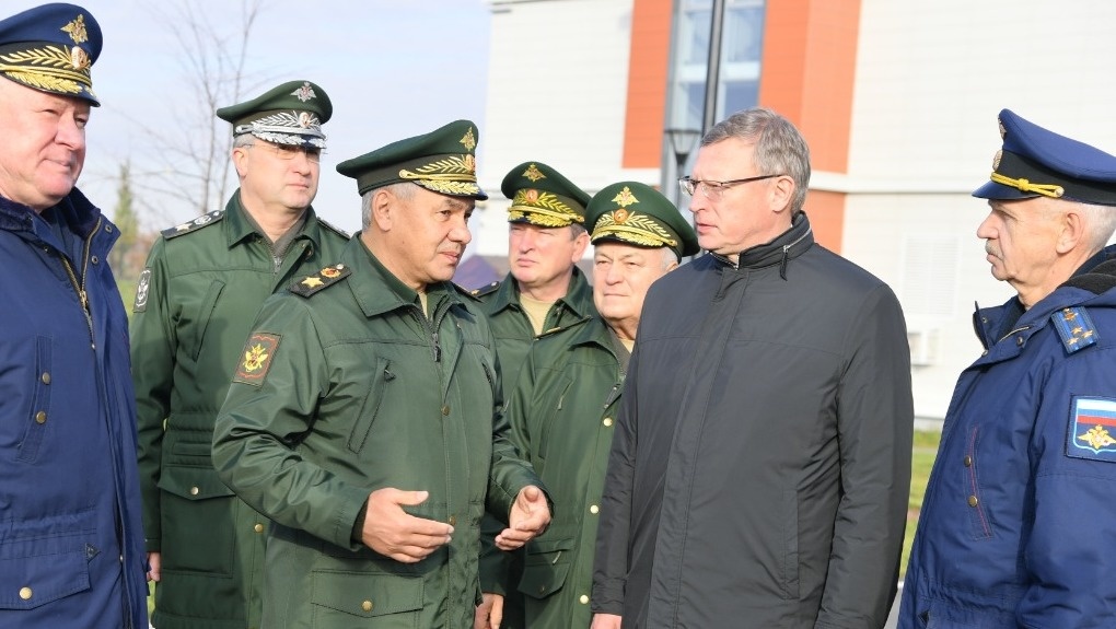 Губернатор Омской области Александр Бурков показал Сергею Шойгу новый кадетский корпус