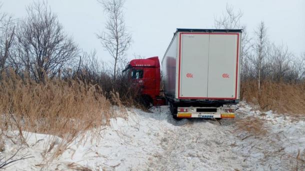 Водитель КамАЗа скончался за рулём на трассе в Новосибирской области