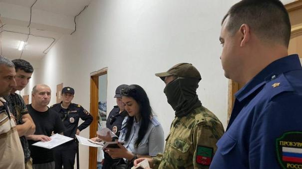 Силовики нагрянули с рейдом в хостел с сотнями мигрантов в Новосибирске