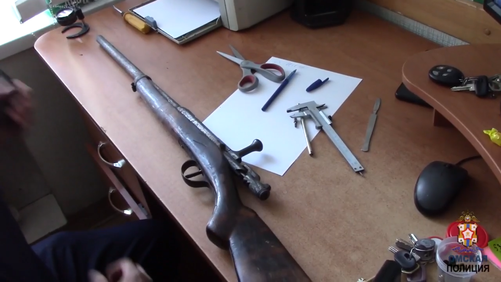 В Омской области женщина сдала полицейским раритетное оружие 19 века