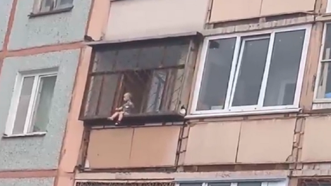 Прохожие были в шоке. Маленький омич сидел на краю балкона, свесив ноги – ВИДЕО