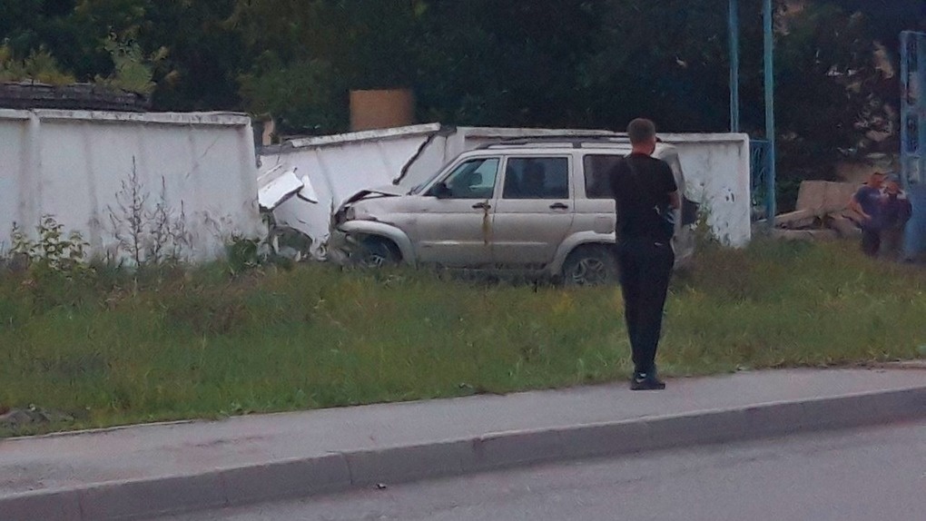 Влетел в бетонную стену: водитель УАЗ пострадал в ДТП в Новосибирске. ФОТО