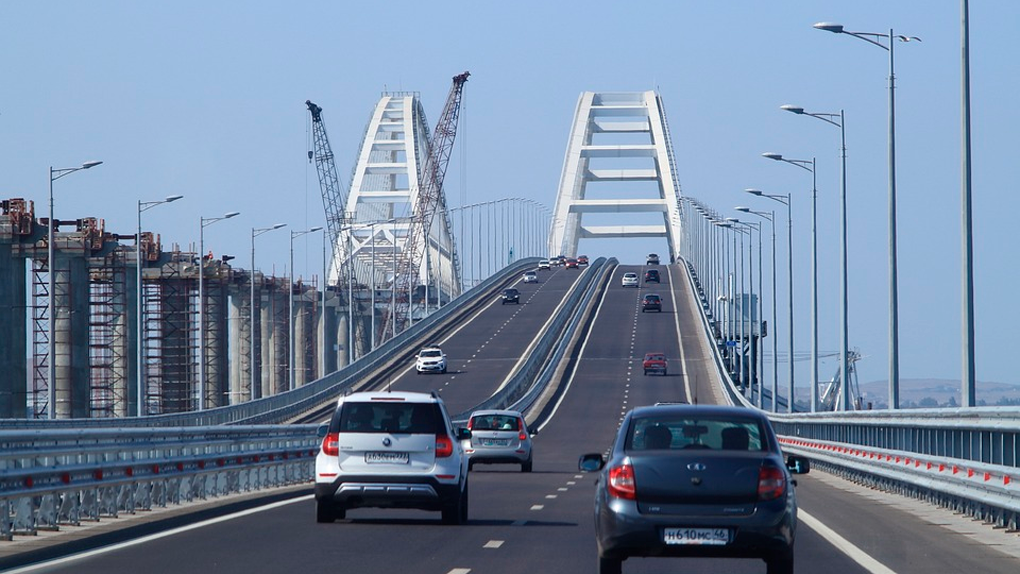 Открывают все двери: новосибирцы рассказали о жёстком досмотре на Крымском мосту после трагедии