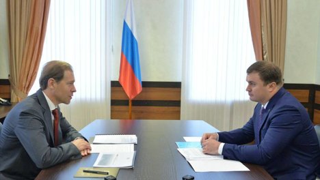 «Космическая» школа: Хоценко и Мантуров нашли необычного куратора для омского учебного заведения
