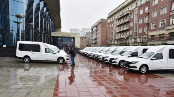 25 многодетных семей Новосибирской области получили ключи от новых автомобилей