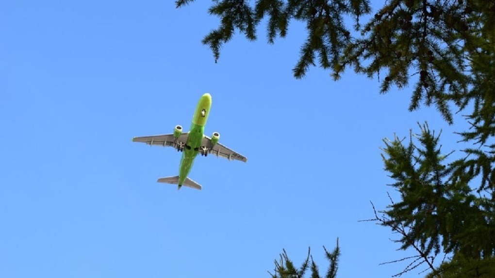 Ан самолёты над омском. Истребители над омском 3. Что за самолет летает над омском. Самолёт взлетает с аэродрома. Кладбище самолётов в омске.