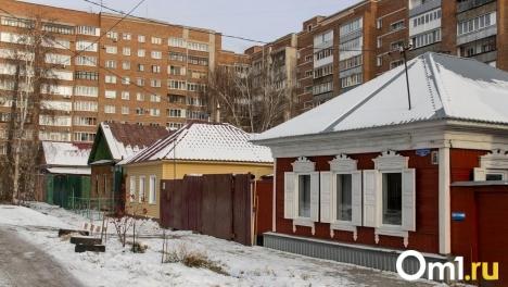 Под мостом и с гулом самолётов. ТОП квартир в самых неожиданных местах Омска