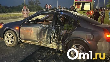 На въезде в Омск машина с тремя людьми в салоне улетела в кювет