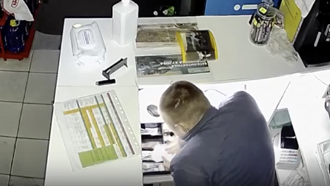 Всё гениальное просто. Омич с помощью кофты ограбил магазин, но был замечен