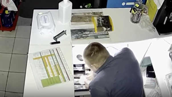 Всё гениальное просто. Омич с помощью кофты ограбил магазин, но был замечен