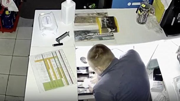 Всё гениальное просто. Омич с помощью кофты ограбил магазин, но был замечен