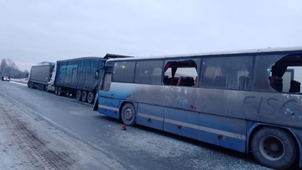 10 человек увезли в больницу: пассажирский автобус влетел в фуру на трассе в Новосибирской области