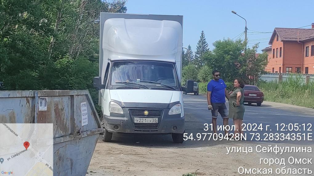 «Экопозор»: известную сеть грузоперевозок поймали на подбросе мусора омичам