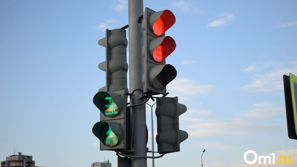 На двух перекрёстках в Омске изменили работу светофора
